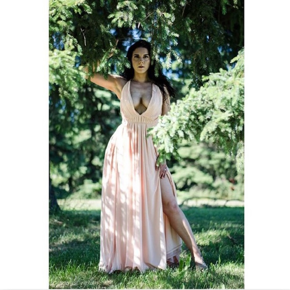 Beautiful dress - Picture 2 of 2
